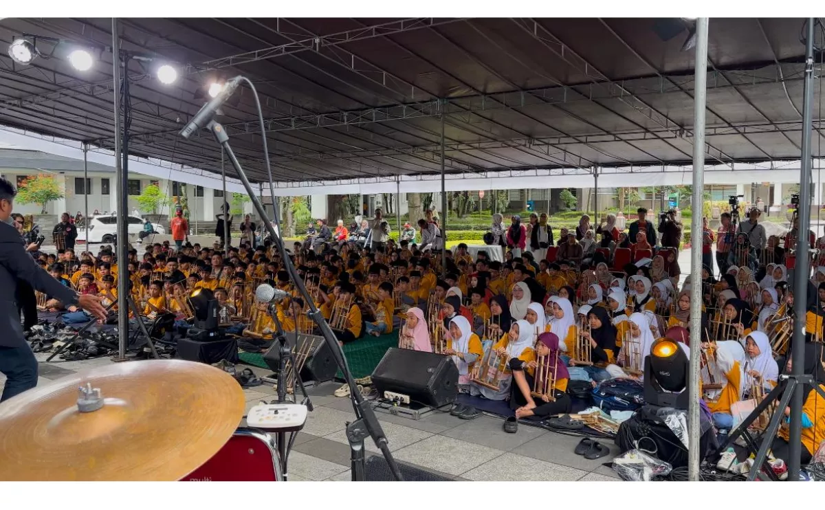 500 Anak Yatim dan Dhuafa Bandung Raya Bahagia Ngabuburit Edukatif di Museum Geologi dan Balai Kota