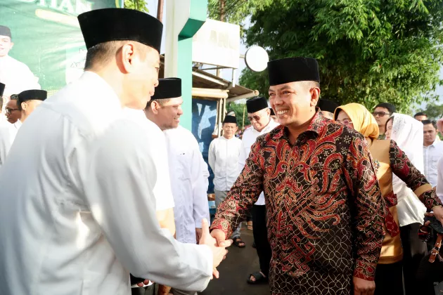 Safari Ramadan di Tangsel, Gubernur Andra Soni Serahkan Bantuan Sosial bagi Warga
