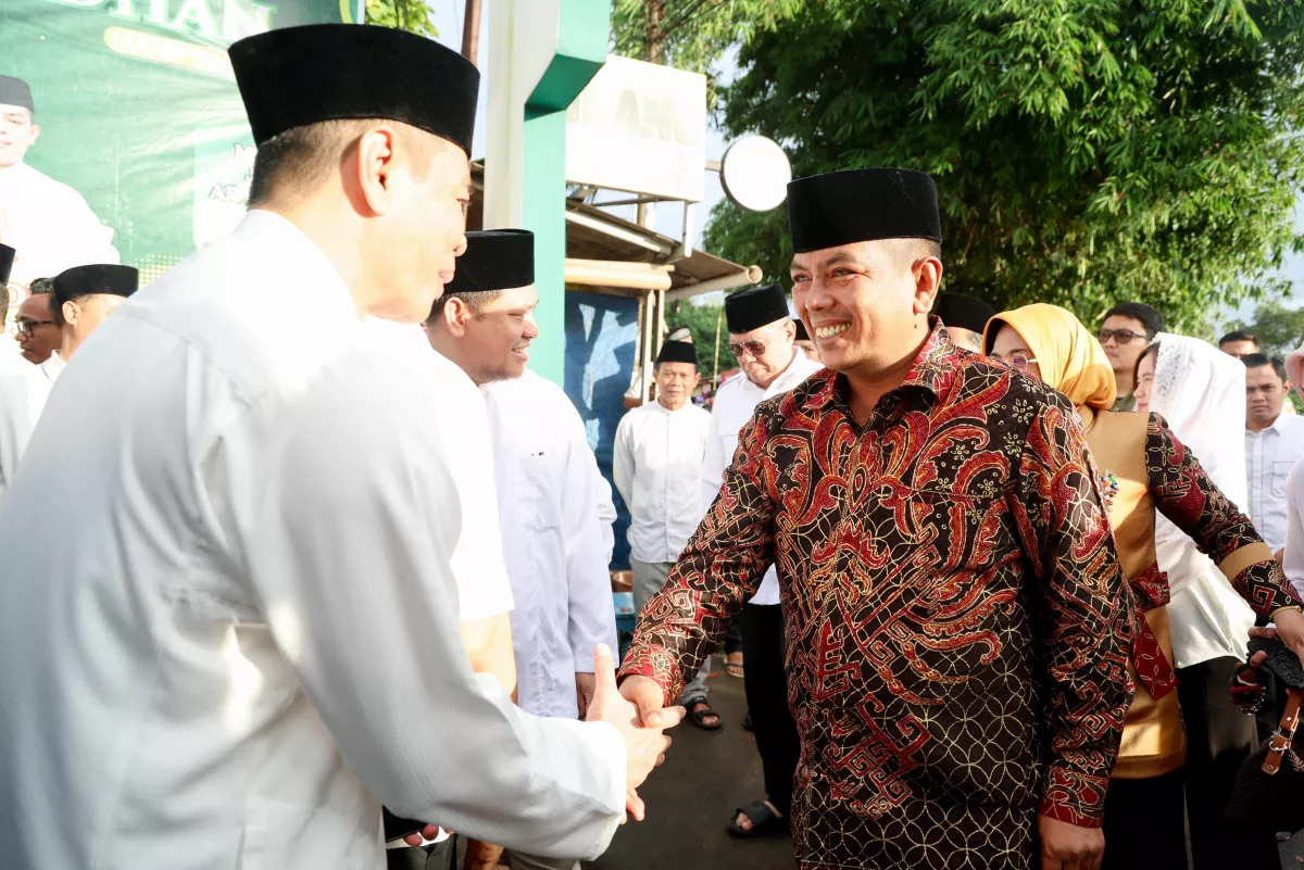 Safari Ramadan di Tangsel, Gubernur Andra Soni Serahkan Bantuan Sosial bagi Warga