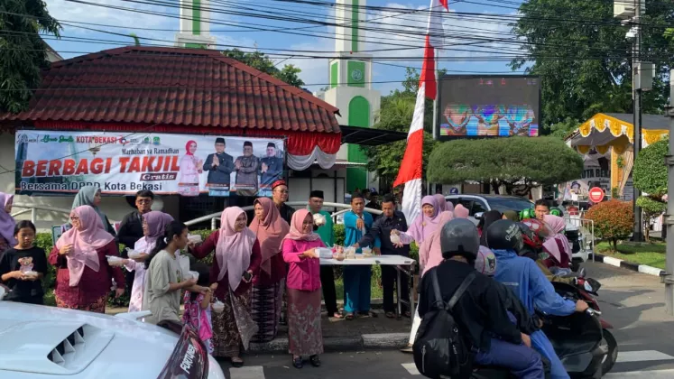 Semarak HUT ke-29 Kota Bekasi, DPRD Kota Bekasi Berbagi Takjil ke Masyarakat di Bulan Suci Ramadhan 1447 Hijriah