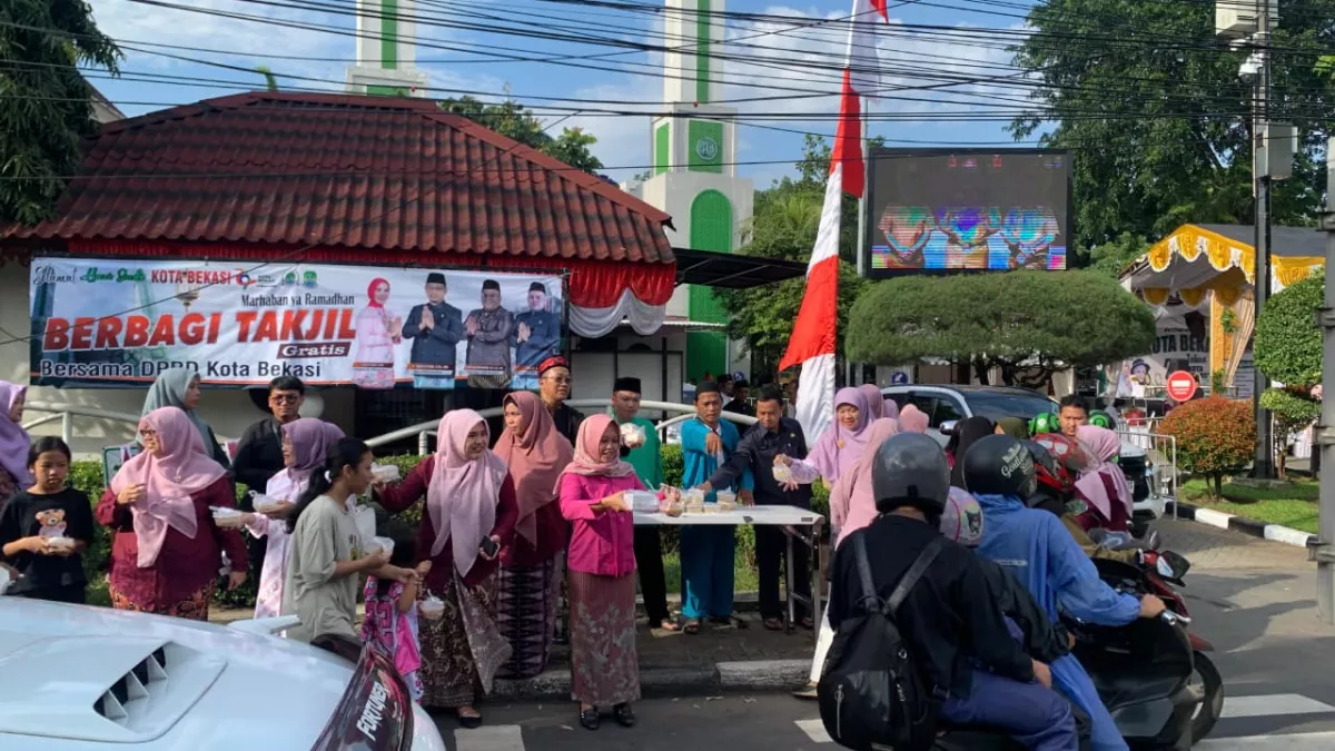 Semarak HUT ke-29 Kota Bekasi, DPRD Kota Bekasi Berbagi Takjil ke Masyarakat di Bulan Suci Ramadhan 1447 Hijriah