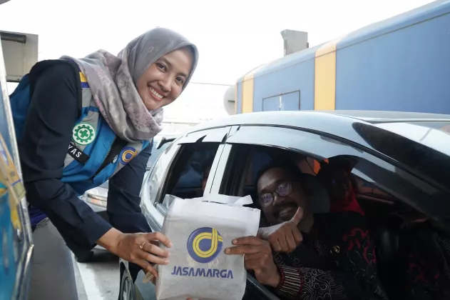 Gelar Program Budaya Berbagi, Jasa Marga Bagikan 900 Paket Takjil di Ruas Tol Belmera