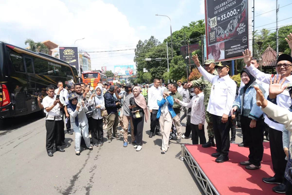 Gubernur Andra Soni Lepas 990 Peserta Program Mudik Gratis Pemprov Banten