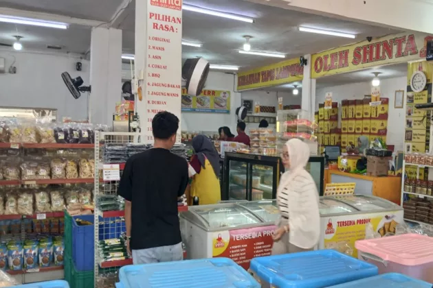 Libur Lebaran Dongkrak Penjualan Oleh-Oleh, Toko Diserbu Pengunjung