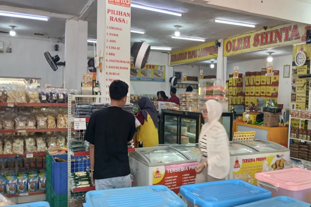 Libur Lebaran Dongkrak Penjualan Oleh-Oleh, Toko Diserbu Pengunjung