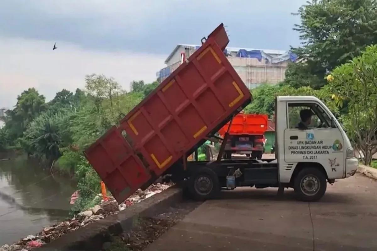 Viral! DLH DKI Dituding Buang Sampah ke Kali Pesanggrahan, Ini Fakta Sebenarnya