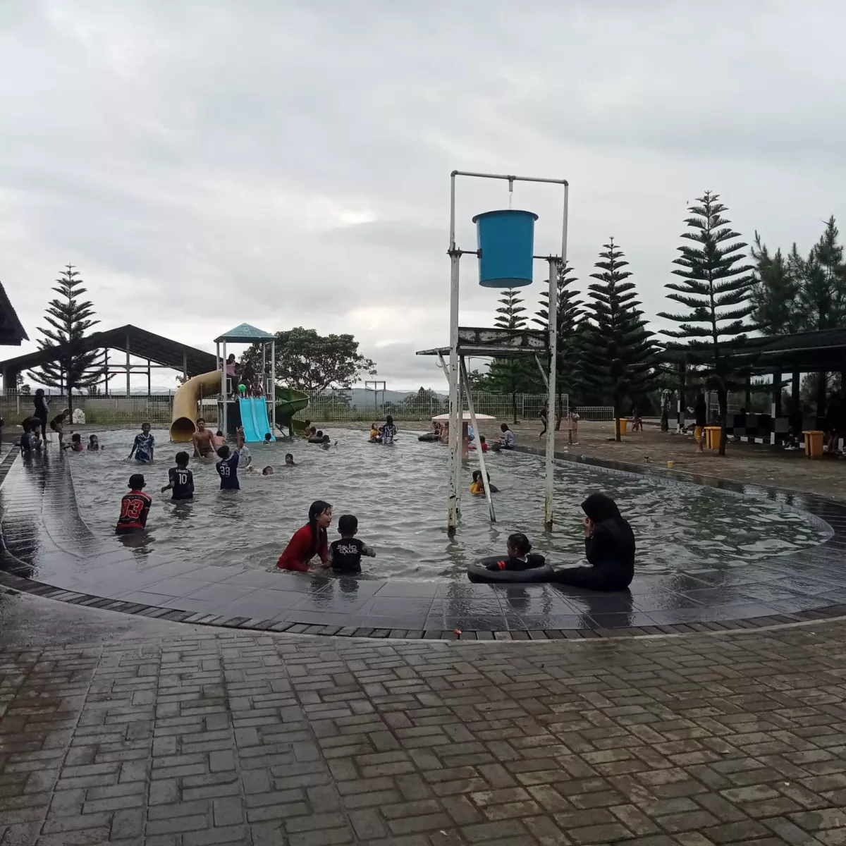 Tawa Anak-anak dan Senja yang Hangat di Gunung Wayang