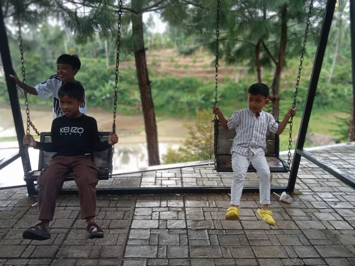 Tawa Anak-anak dan Senja yang Hangat di Gunung Wayang