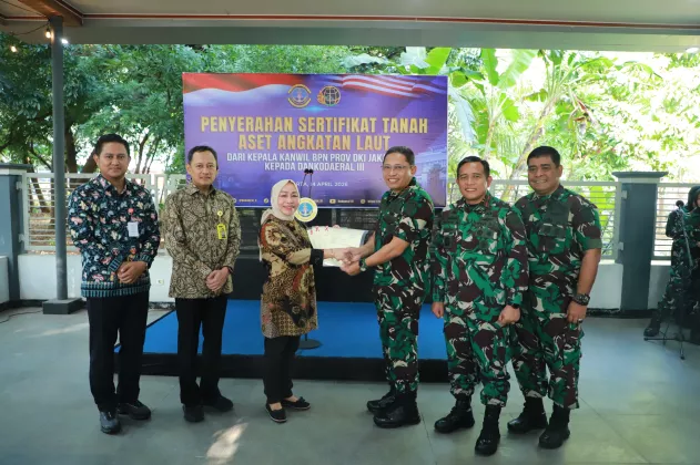 Wujud Pengamanan Aset Negara, Kakanwil BPN DKI Jakarta Serahkan Sertipikat Tanah TNI AL