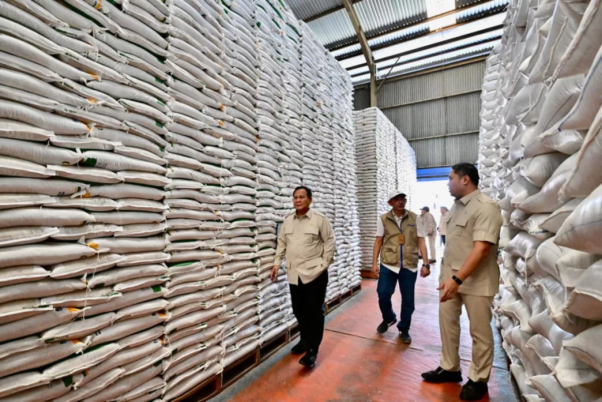 Seskab Teddy: Presiden Sidak Gudang Bulog Danurejo Magelang, Pastikan Stok Aman dan Distribusi Tepat Sasaran