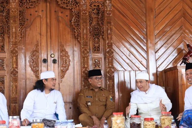Gubernur Andra Soni Ajak Masyarakat Teladani Ulama di Haul Abuya Bustomi