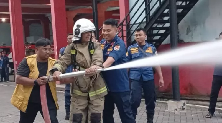 Ini Sosok Debt Collector yang Prank Damkar di Semarang, Kini Minta Maaf dan Dihukum Pegang Pipa Air Bertekanan Tinggi