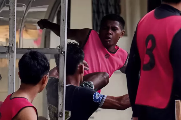 INSIDEN TENDANGAN KUNGFU! Fadly Alberto Hengga DILARANG Bermain 3 Tahun
