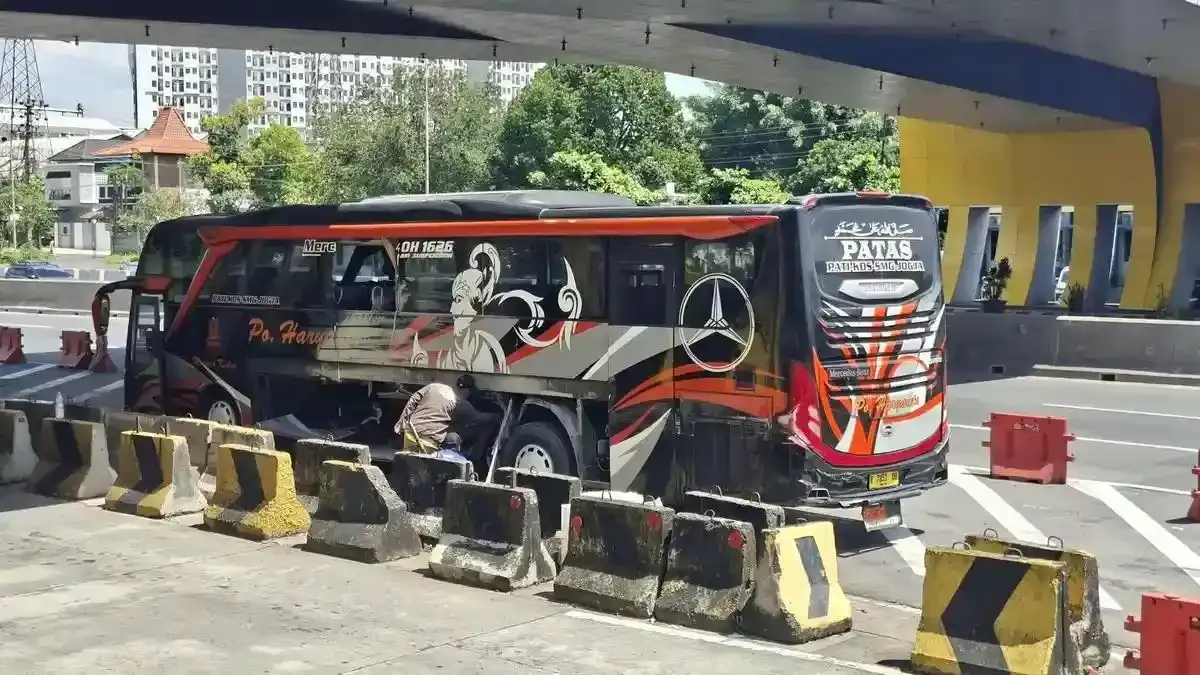 Detik-Detik Mencekam! Bus PO Haryanto Tabrak Truk Trailer di Tol Tembalang, Jalan Lumpuh Total