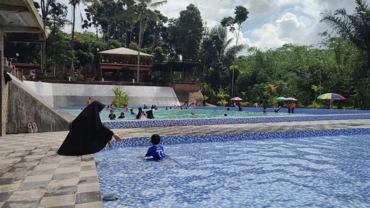 Dinginnya Kolam Renang Geger Hanjuang dan Jejak Sejarah Tasikmalaya