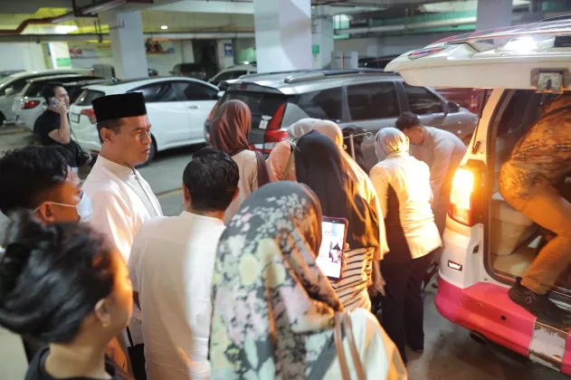 Mentan Amran Jadi Pelayat Pertama dan Antar Jenazah Anggota IV BPK RI Haerul Saleh dari RSUD Pasar Minggu