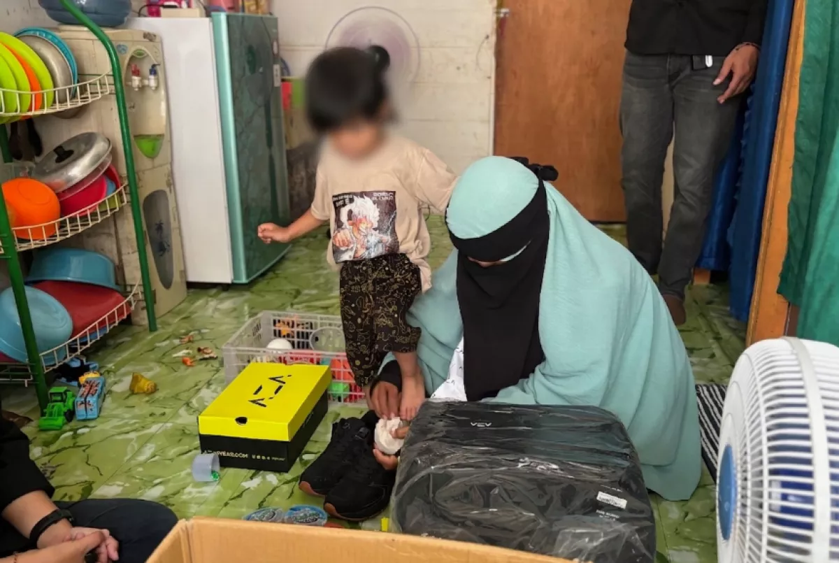 Kolaborasi AZA dan Disway Kaltim: Berikan Sepatu dan Tas Layak untuk Adik Almarhum Mandala