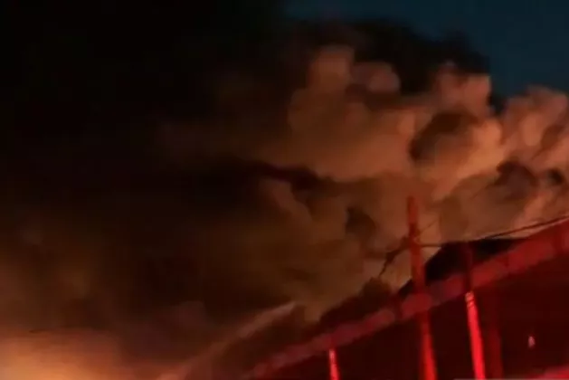 Kebakaran Hebat di Kalideres, Gudang Kimia Meledak Berkali-kali, Botol Gas dan Cairan Misterius Terlempar ke Udara