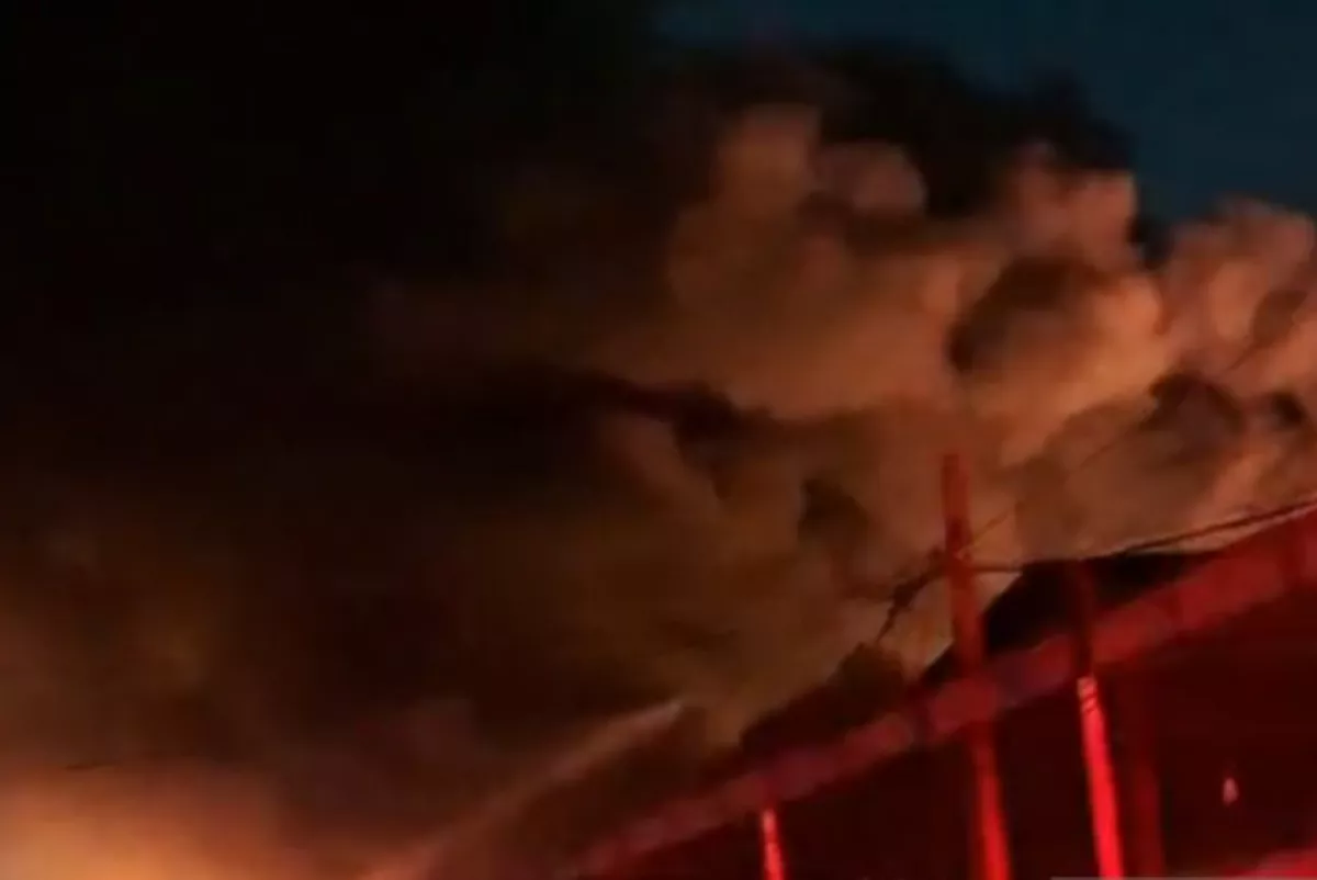 Kebakaran Hebat di Kalideres, Gudang Kimia Meledak Berkali-kali, Botol Gas dan Cairan Misterius Terlempar ke Udara