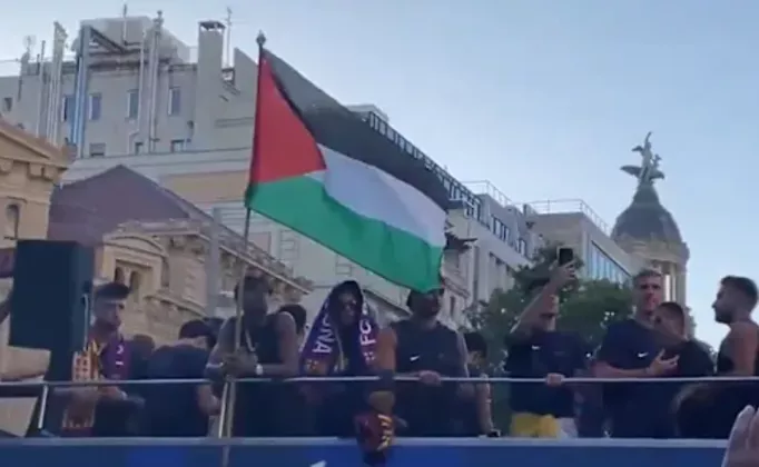 Lamine Yamal Kibarkan Bendera Palestina dan Ejek Madridistas saat Parade Juara La Liga Bersama FC Barcelona