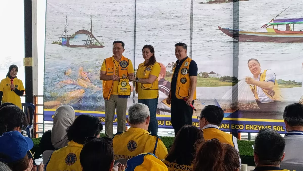 Lions Club Indonesia Pimpin Aksi Lingkungan Tebar 200.000 Benih Ikan dan Memberikan Bantuan Kepada Nelayan