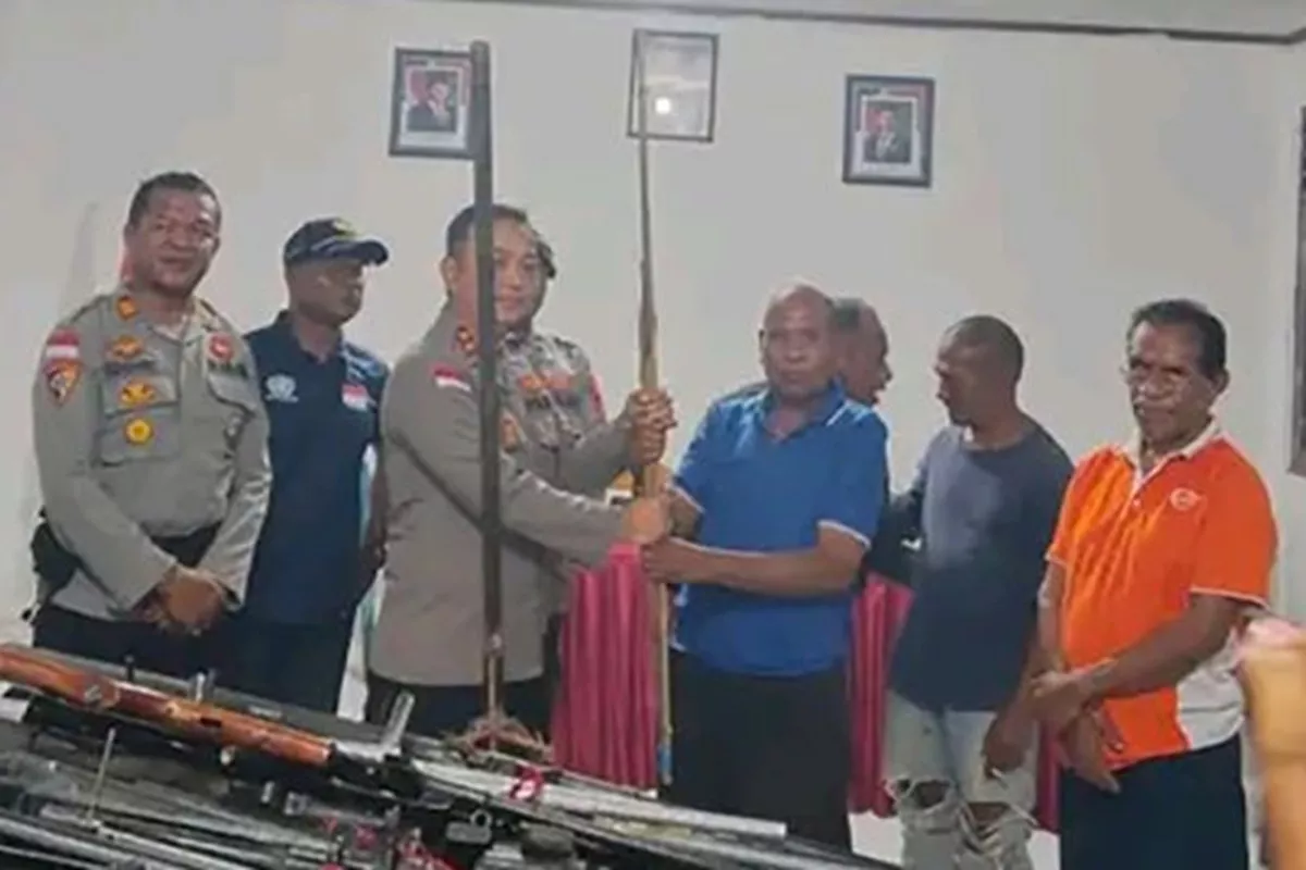 Warga Desa di Adonara Serahkan 57 Pucuk Senjata Rakitan Sisa Konflik ke Polres Flores Timur