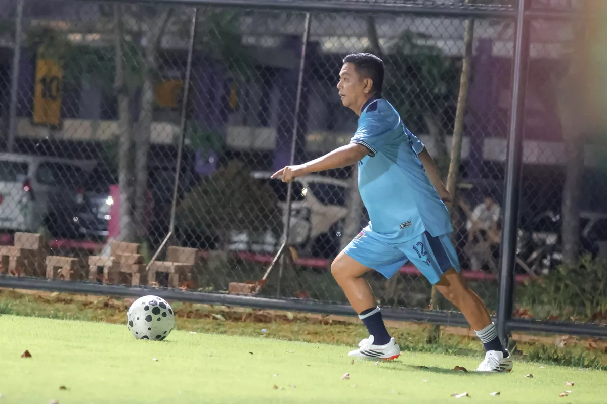 Gubernur Andra Soni Merumput Bersama Persita Old Star, Meriahkan Piala Bupati Tangerang 2026