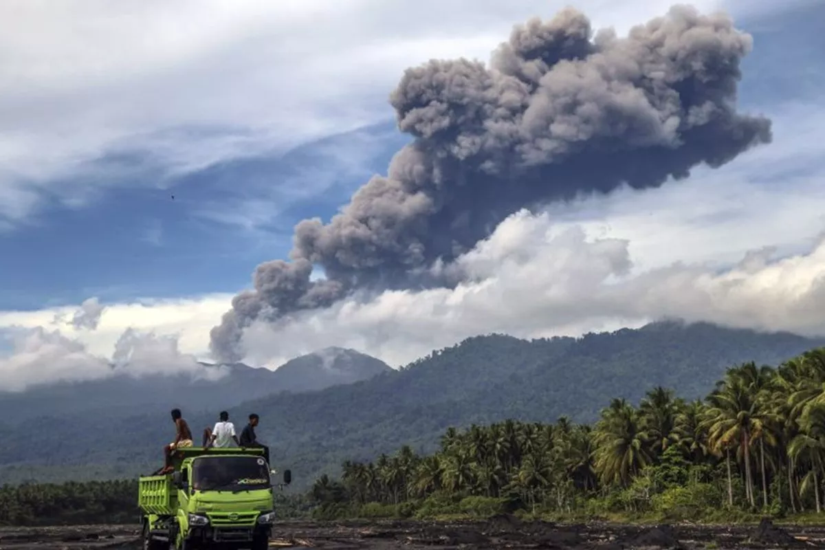 Gunung Dukono Erupsi Lagi, Semburkan Kolom Abu Vulkanik Setinggi 600 Meter!