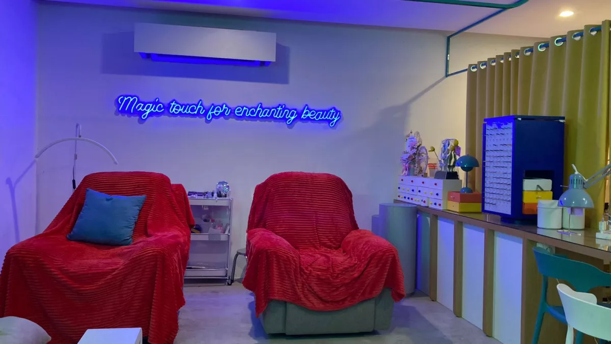 Ngopi Dulu, Cantik Kemudian: Serunya Eyelash Treatment di Cafe