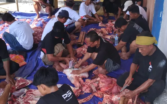 Daging Kurban dari Kapolri Mendarat di Karawang, Posraya dan ROK Jabar Tebar Berkah bersama Warga Cibungur