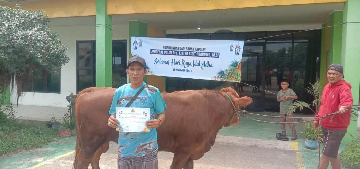 Sambut Idul Adha, Posraya Indonesia dan Relawan Orang Kampung Salurkan Hewan Kurban dari Kapolri ke SMKN 5 Kabupaten Tangerang