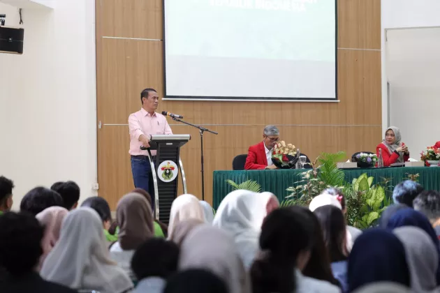 Gaji Dosen Mentan Amran Diserahkan ke Mahasiswa Yatim Piatu