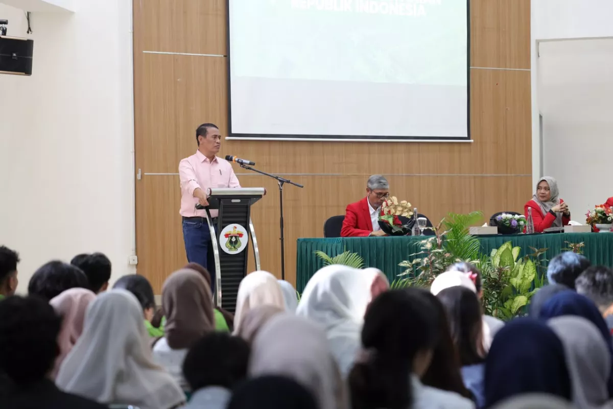 Gaji Dosen Mentan Amran Diserahkan ke Mahasiswa Yatim Piatu