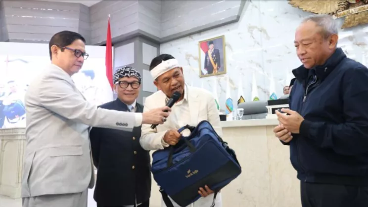 Dedi Mulyadi Serahkan Bonus Rp1 Miliar untuk Persib, Klaim Duitnya dari Hasil Jual Sapi Pribadi
