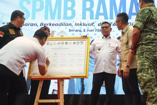 Gubernur Andra Soni Pimpin Penandatanganan Komitmen SPMB Ramah Tahun Ajaran 2026-2027