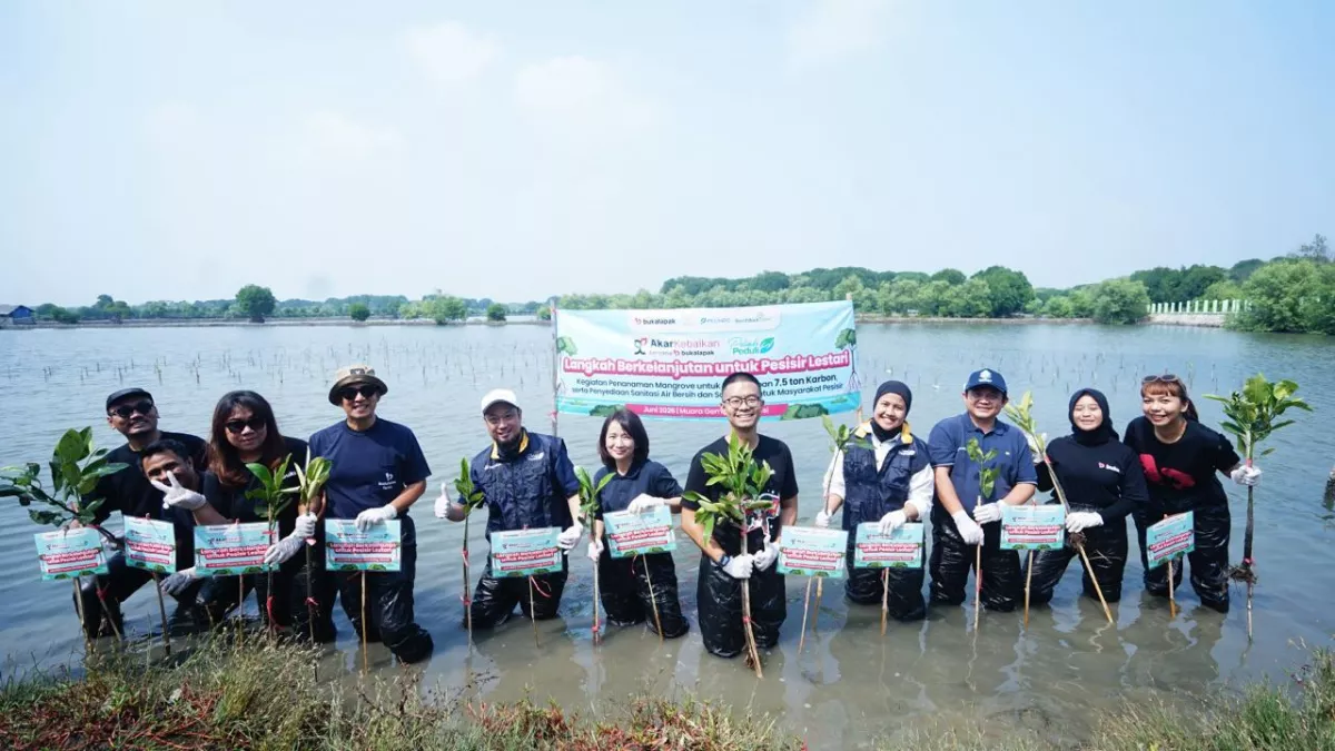 Pelindo Dukung Restorasi Ekosistem Pesisir Muara Gembong melalui Penanaman Mangrove dan Bantuan Air Bersih