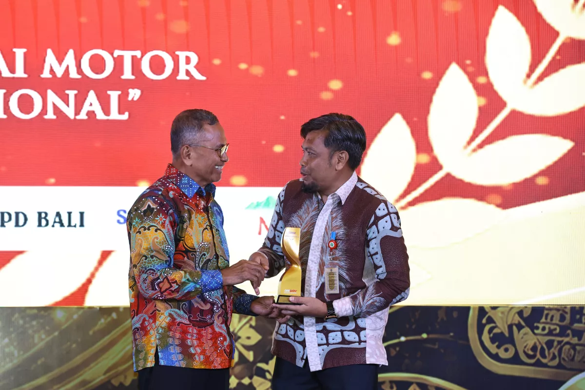 Gubernur Andra Soni Raih Penghargaan Disway Top Regional Leader Awards 2026