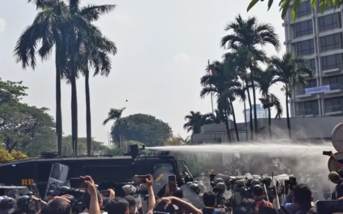 Eksekusi Eks Hotel Sultan Diwarnai Kericuhan, Water Canon Dikerahkan Bubarkan Massa
