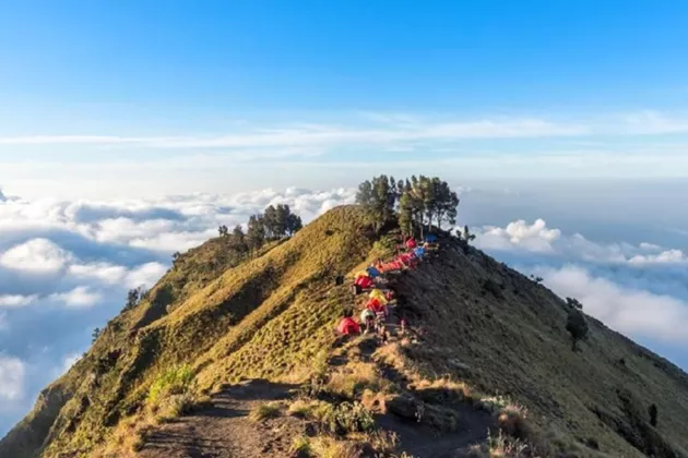 Mulai April 2027, Pemandu dan Porter Gunung Rinjani Wajib Kantongi Kartu Pass Kawasan yang Berlaku 1 Tahun