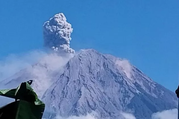 Gunung Semeru Erupsi Beruntun, Luncurkan Kolom Letusan 1,2 Km di Atas Puncak!