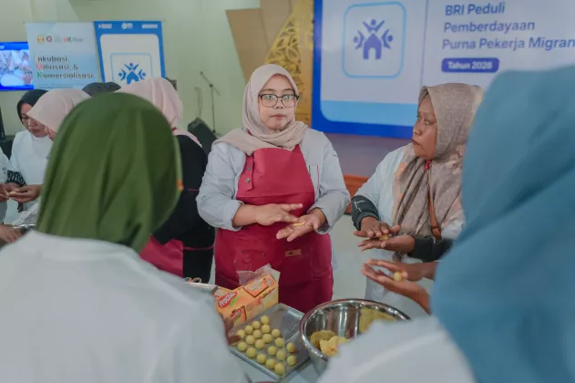 Tingkatkan Ketahanan Ekonomi, BRI Peduli Beri PelatihanKewirausahaan Bagi Puluhan Purna Pekerja Migran Indonesia di Cirebon