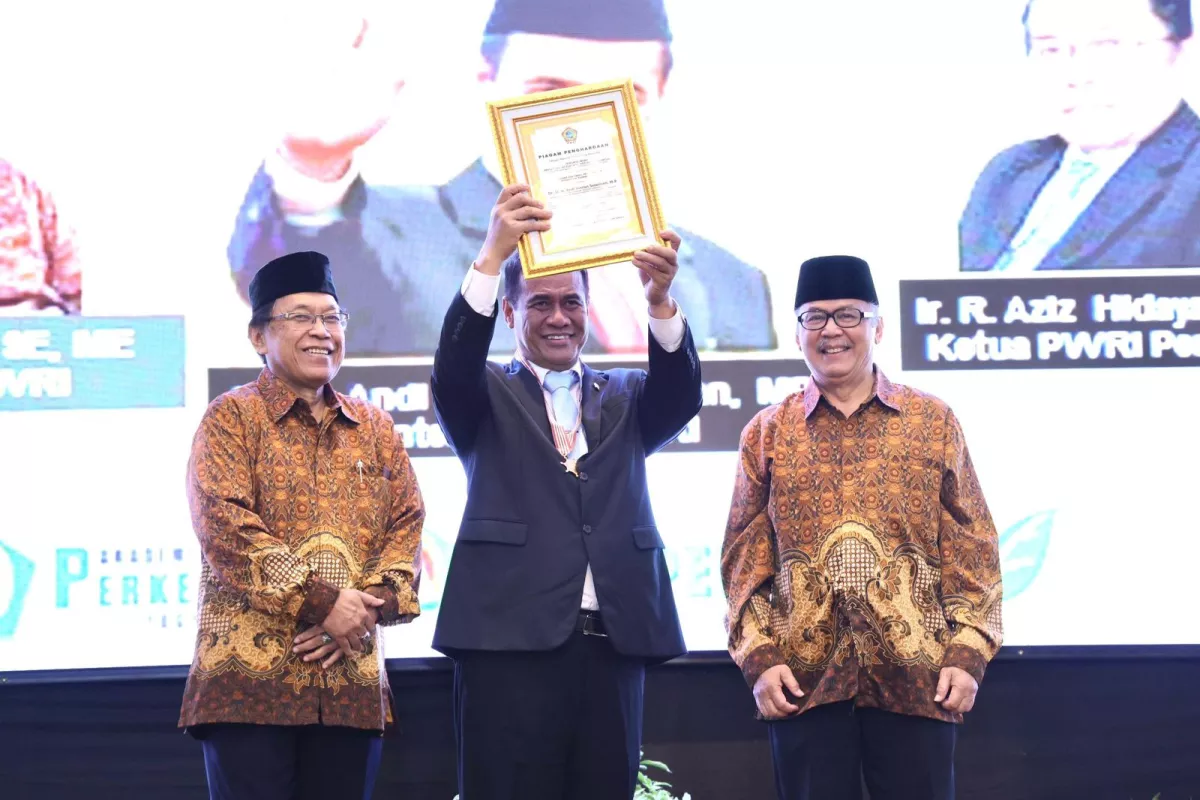 Berhasil Percepat Swasembada Pangan, Mentan Amran Raih Penghargaan Wredatama Nugraha Utama