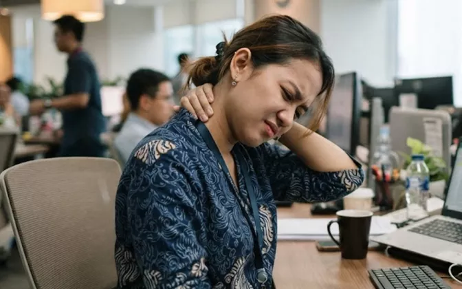 Cara Mengatasi Nyeri Pinggang dan Kaku Leher Saat Bekerja di Depan Laptop