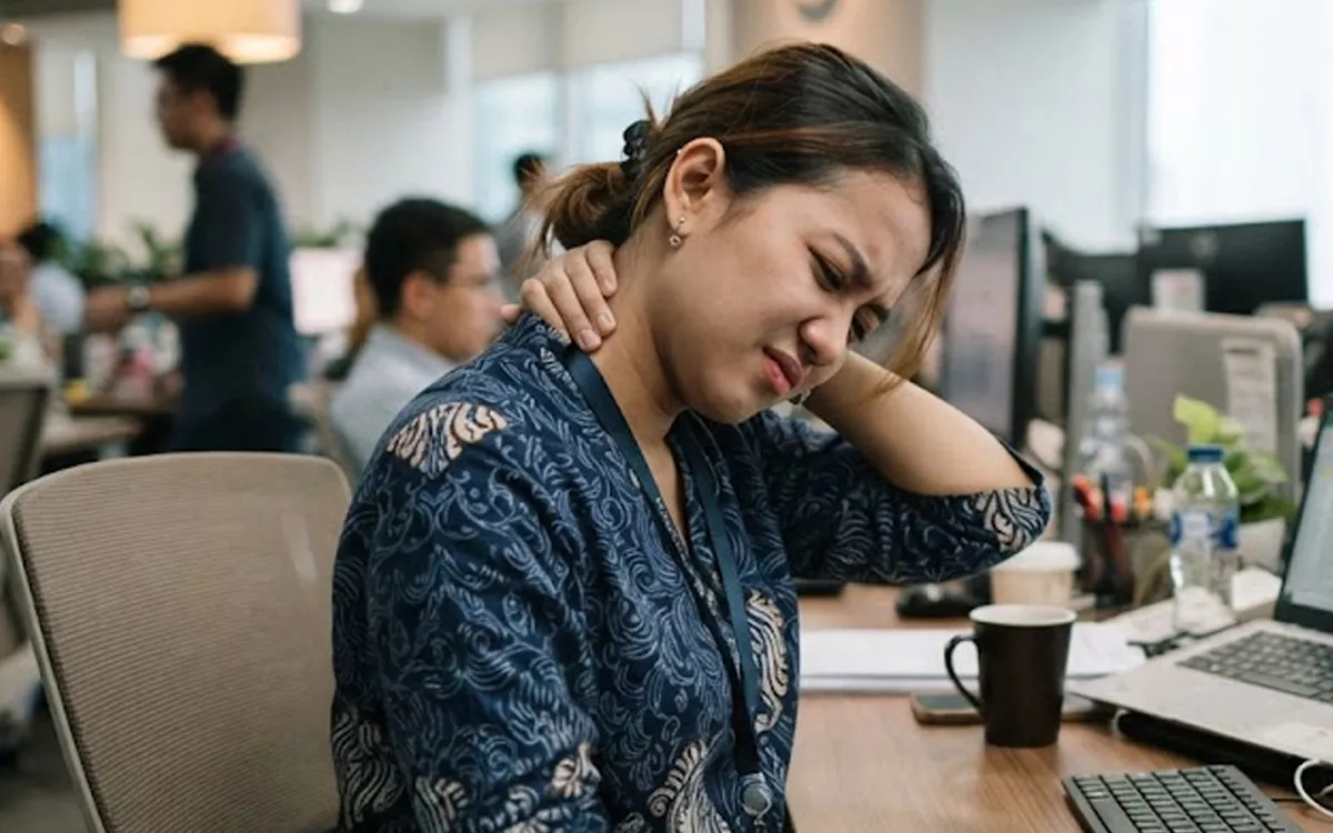 Cara Mengatasi Nyeri Pinggang dan Kaku Leher Saat Bekerja di Depan Laptop