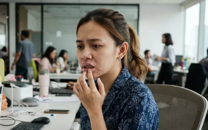 Bekerja di Ruangan Ber-AC? Waspadai 6 Tanda Tubuh Anda Sedang Dehidrasi Ringan