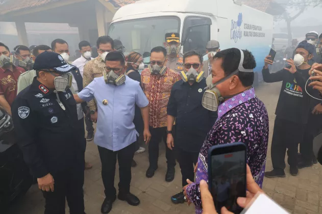 Tinjau Kebakaran TPA Jatiwaringin, Andra Soni Pastikan Proses Pemadaman Terus Berlangsung