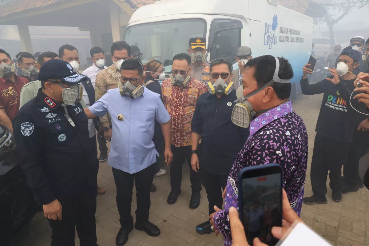 Tinjau Kebakaran TPA Jatiwaringin, Andra Soni Pastikan Proses Pemadaman Terus Berlangsung