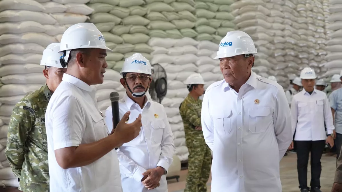 Pastikan Keamanan Stok Beras, Menko Polkam Kunjungi Gudang Bulog di Sumut