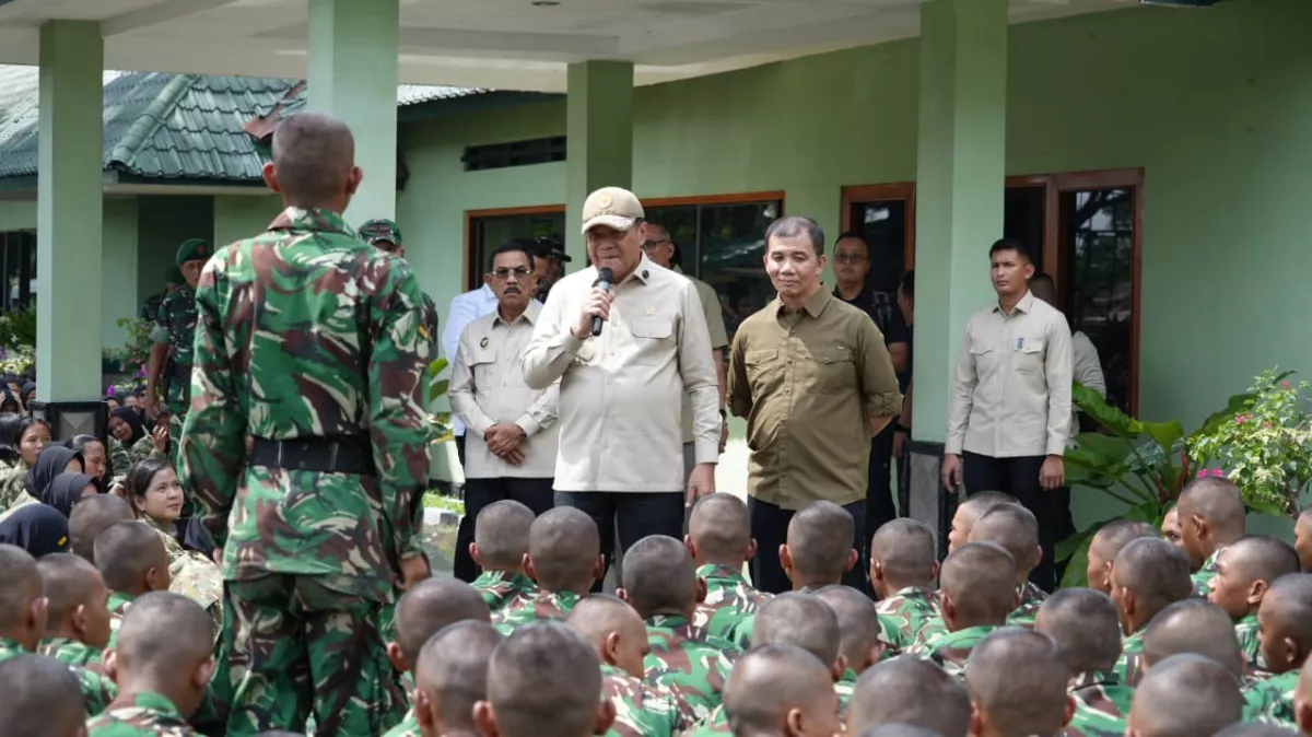 Menko Polkam Motivasi Siswa Dikmaba TNI dan Calon Manajer KDKMP di Rindam I/Bukit Barisan