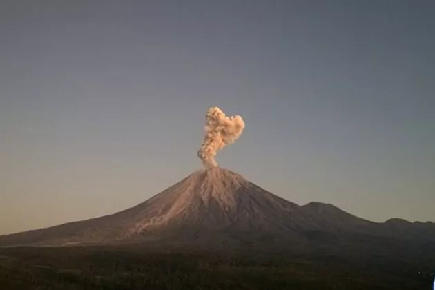 Gunung Semeru Erupsi 1 Km! Masyarakat Diminta Waspadai Bahaya Letupan Sekunder
